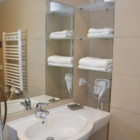 Kolna - Darmowy Parking, Basen W Cenie Szálloda 3*